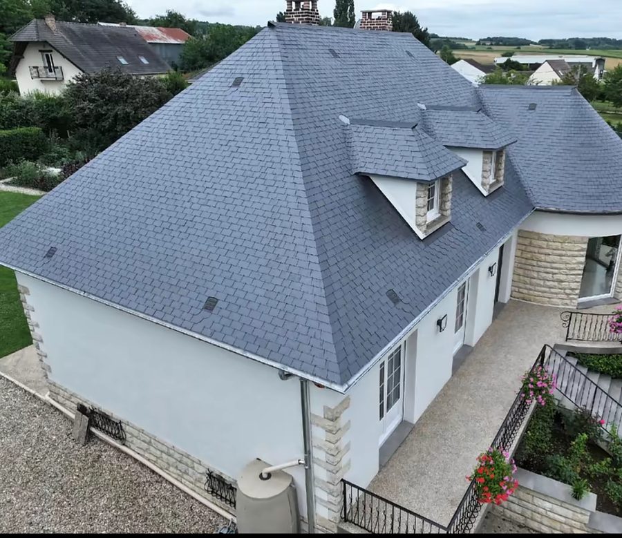 Toiture en ardoise neuve à deux lucarnes sur un pavillon