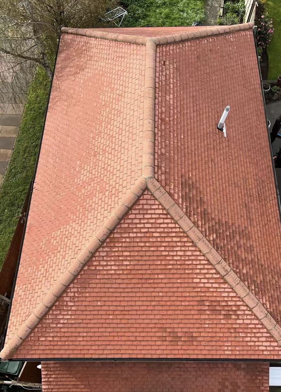 Toiture en tuiles mécaniques rouges, vue du ciel