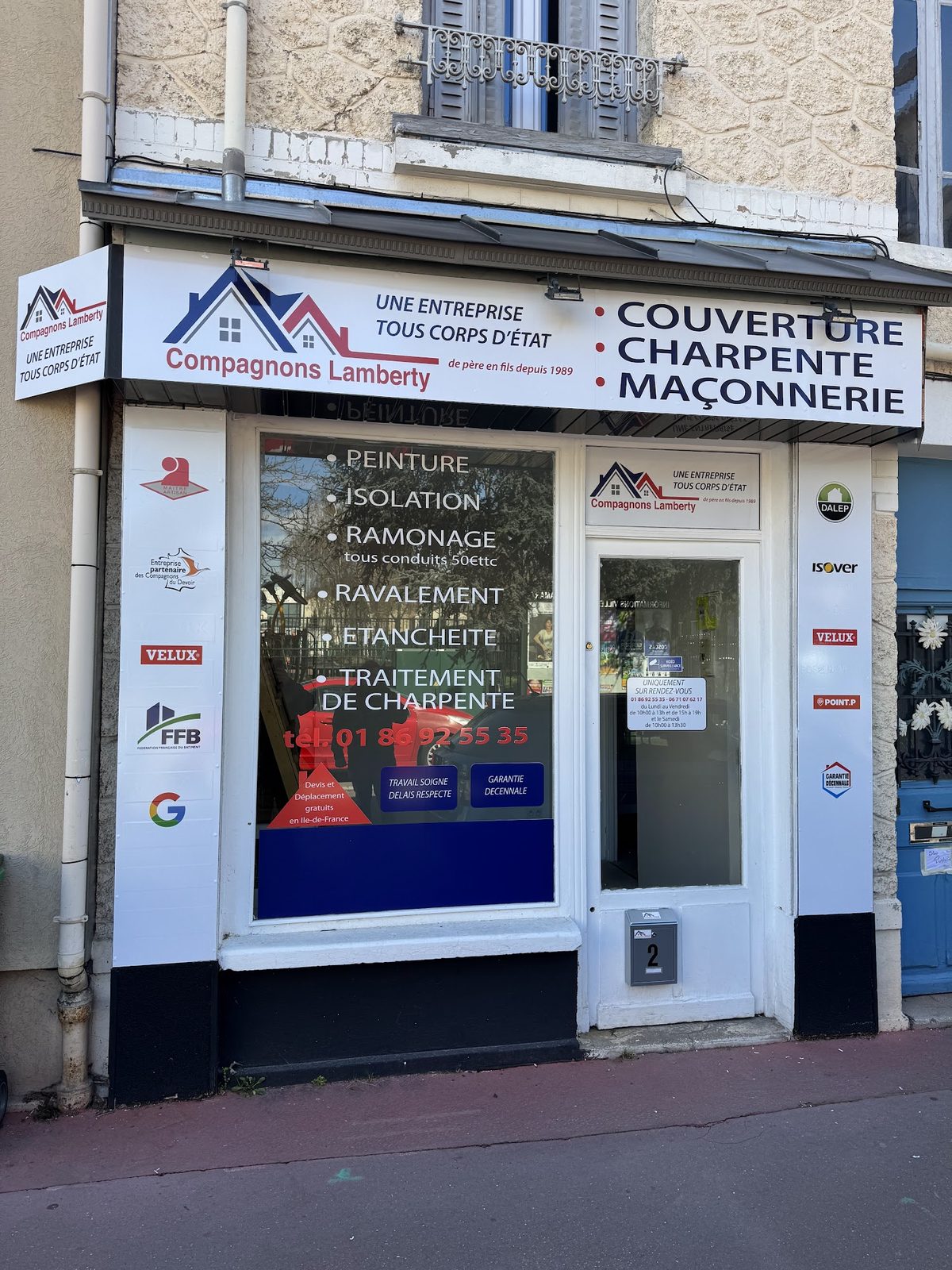 Vitrine de l'agence Compagnons Lamberty, 2 rue Brissard à Clamart